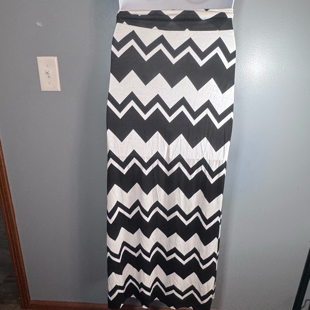 Rue21 | Black & White Chevron Maxi Skirt | Size XL - Picture 3 of 9